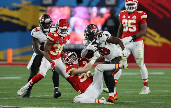 Chiefs lose both trench battles in rout