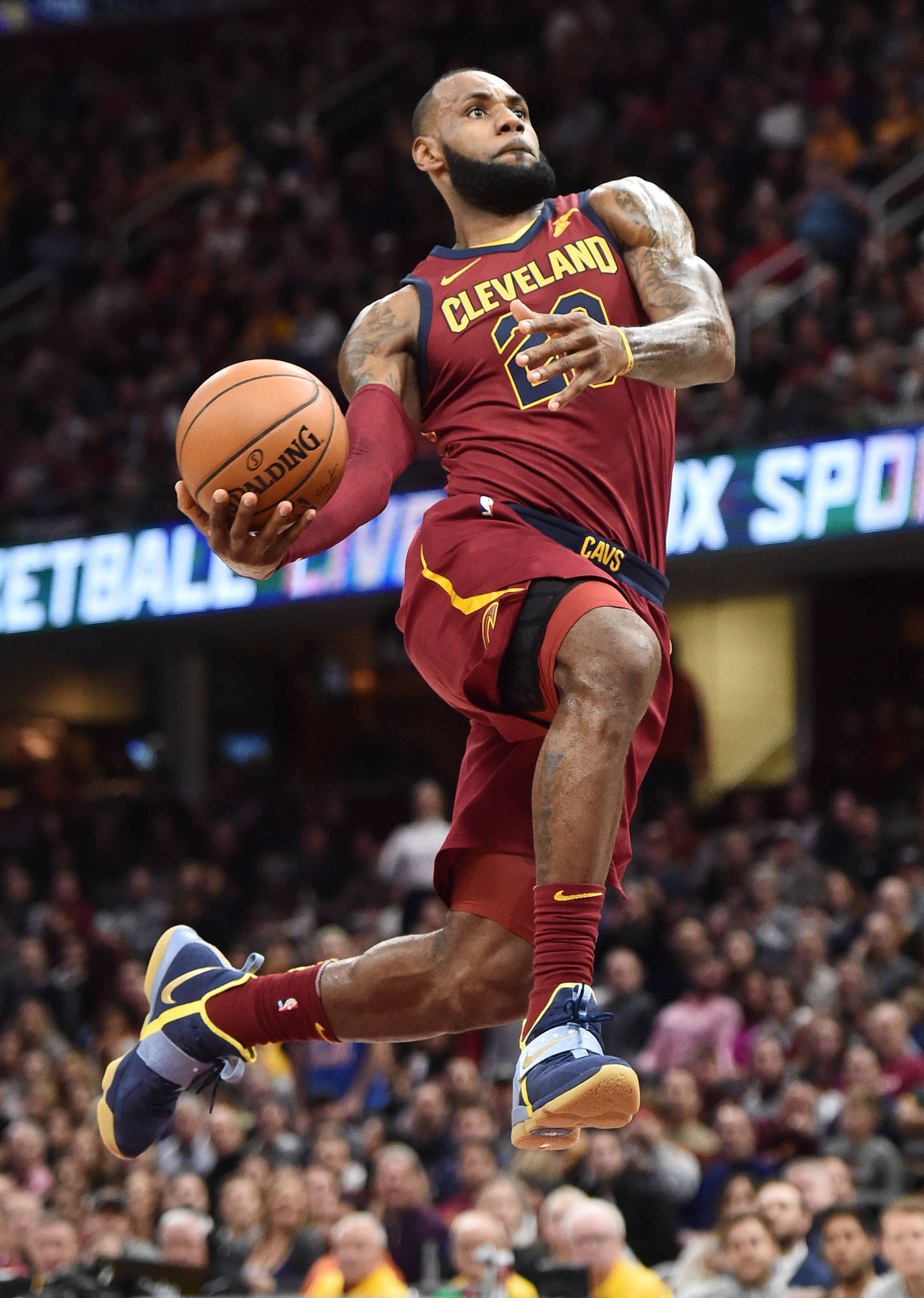 WATCH: LeBron James’ showboating attempt on dunk attempt fails ...